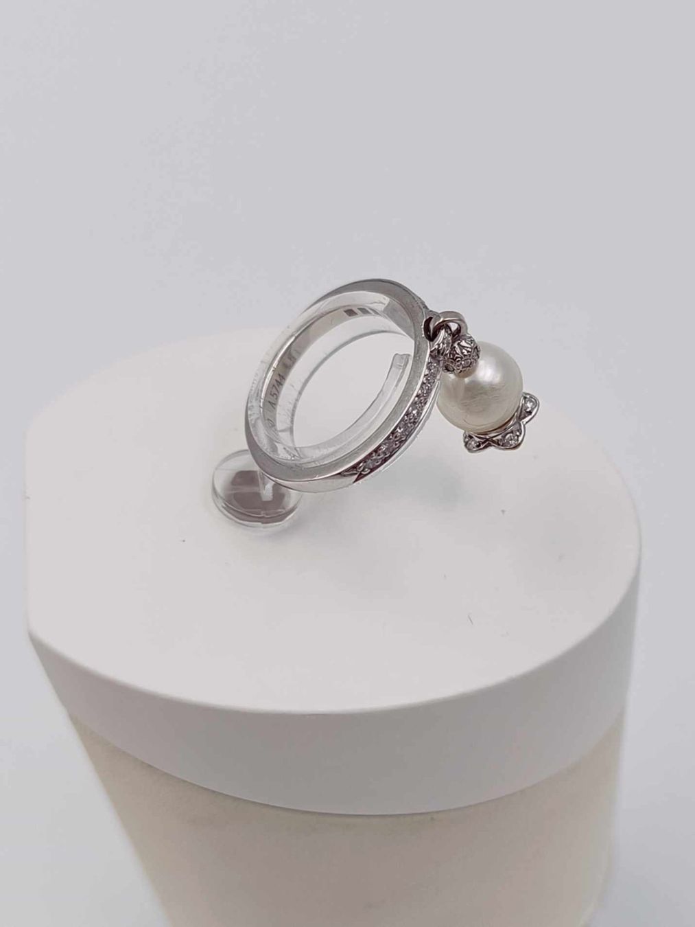Dior Ringe: DIOR WEISSGOLDRING MIT PERLE UND DIAMANTEN – Gebraucht aus Luzern von EdiGem 6