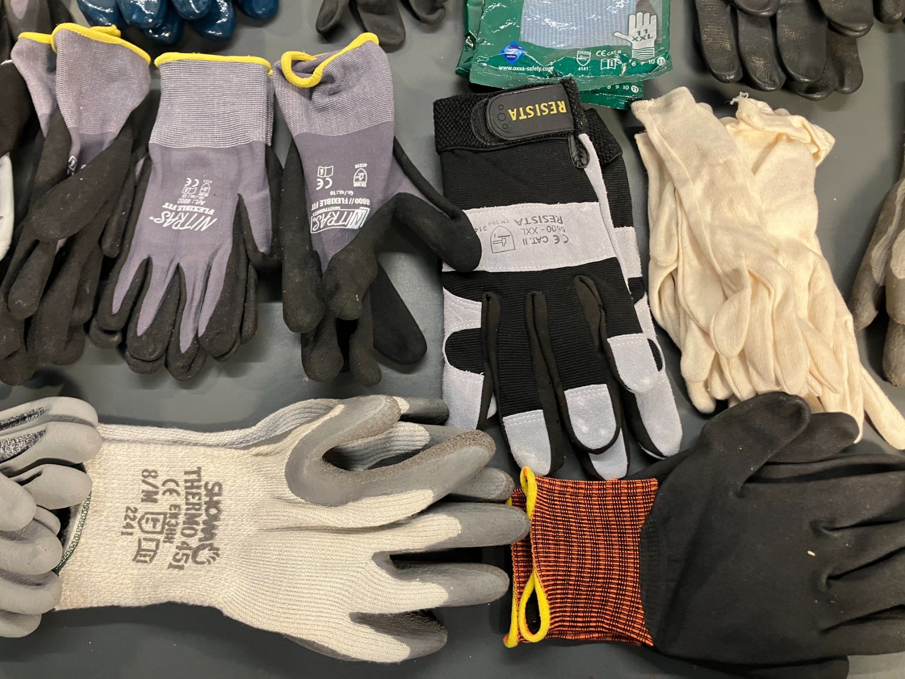 Gants & mitaines : Posten div. gebr. u. neuer Arbeitshandschuhe ab 1.- – Neuf avec emballage d'origine à Lichtensteig par Buy24International 5