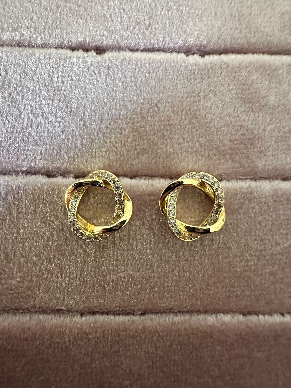 Orecchini pendenti & Orecchini a lobo: Goldene knotenform Ohrstecker – Usato da Adliswil venduto da kik_9xns