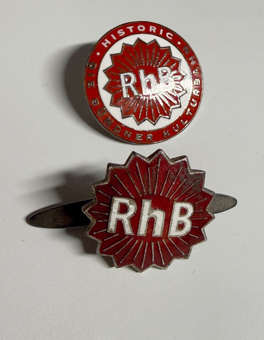 Plaketten & Abzeichen: RhB Kokarde und Pin RhB – Gebraucht aus Samedan von Gischpel25