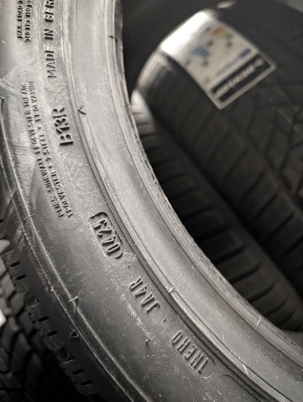 Dunlop Pneus & Kompletträder: 235/45/18 Winterreifen – Neu und originalverpackt aus Dürrenäsch von Pneu-Idris 3