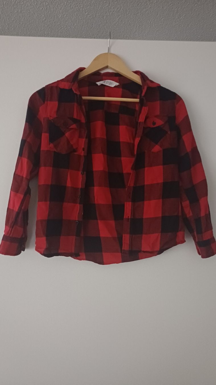 H&M Camicie, T-shirt & Polo: Rot-schwarz kariertes Flanellhemd – Usato da Kehrsatz venduto da Mariana.75