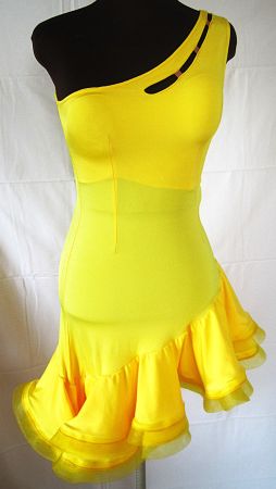Asymmetrisches Tanzkleid mit Tüll & Rüschen – figurbetont