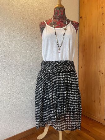 Schicker Seidenjupe, Grösse 38 schwarz/weiss gepunktet