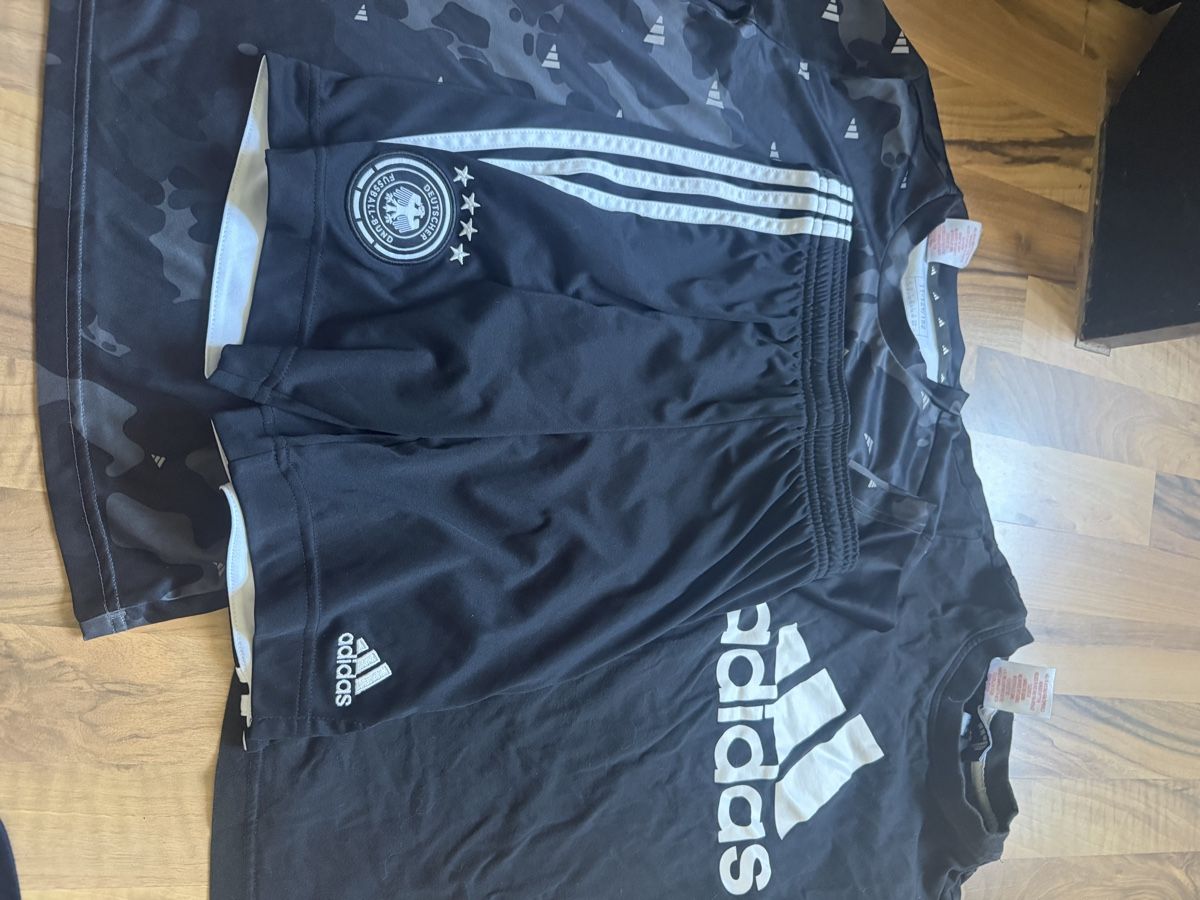 Adidas Lotti & Set di vestiti: Adidas Bundle: 2 Turnhosen 2 T-Shirt – Usato da Lenzburg venduto da Stone07 1