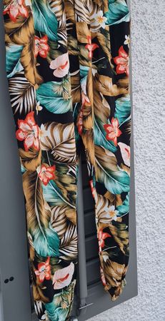 Hose  mit Blumenmuster Grösse L siehe Beschreibung