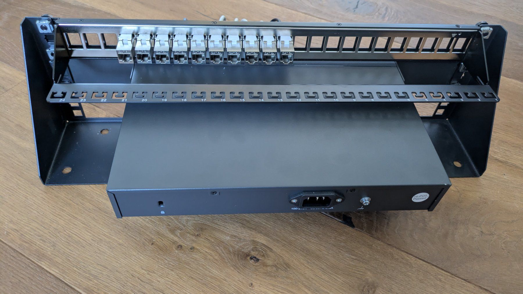 TP-Link Hub & Switch: TP-Link Switch TL-SG1016PE + Patchpanel, Keystone und Kabel – Usato da Herisau venduto da Old_nr7 4