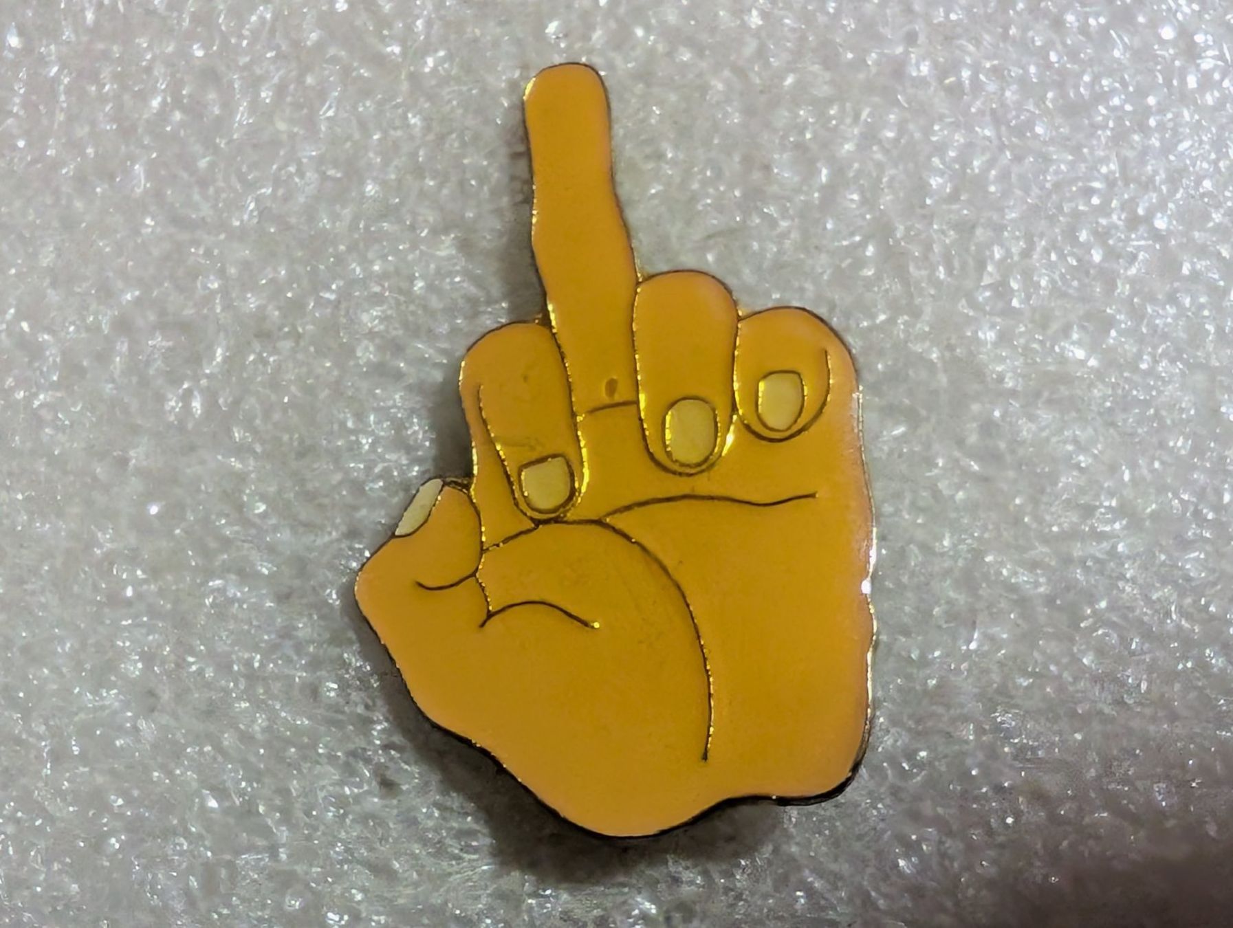 Placchette & Badge: Ansteckpin 4: Mittelfinger – Usato da Oppligen venduto da Pin-Fall-Shop