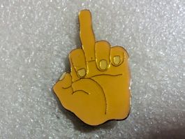 Ansteckpin 4: Mittelfinger
