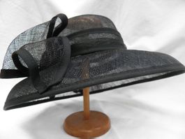 Wunderschöner Strohhut mit Masche, schwarz