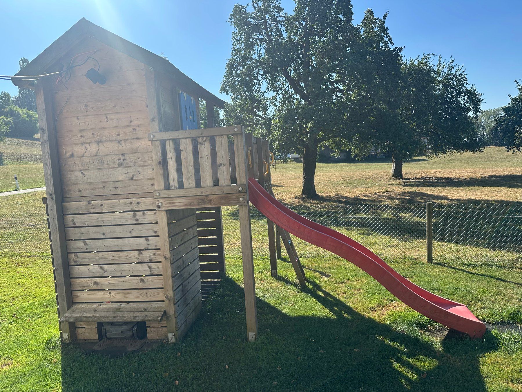 Maisons pour enfant: Spielturm mit Rutschbahn – D'occasion à Auslikon par Jtschoene