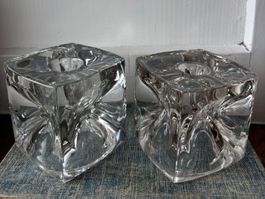 Mid-Century-Modern Glas-Kerzenhalter in Eiswürfelform.