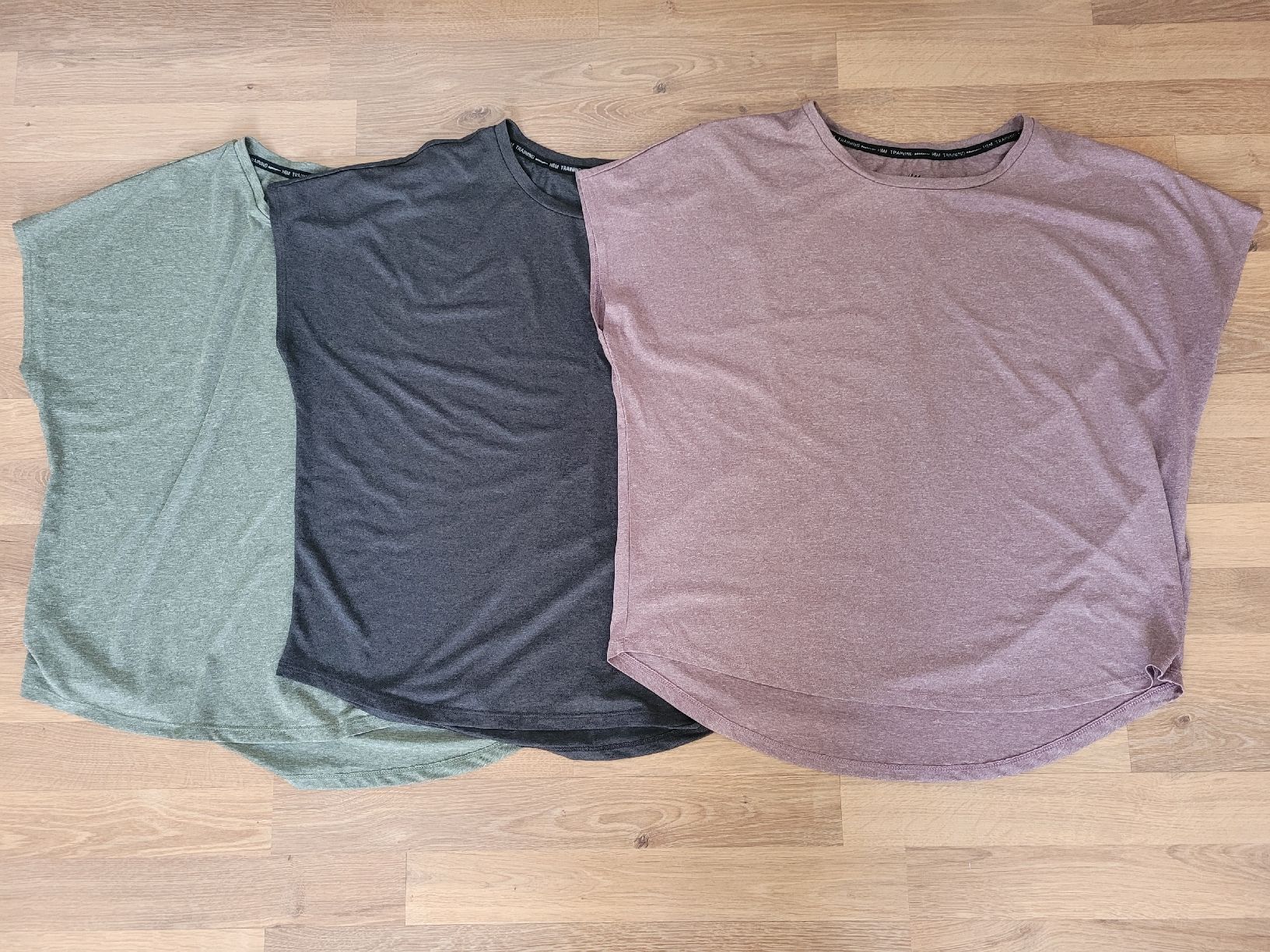 H&M Lotti di vestiti: H&M Sportshirts gr XL  – Usato da Tuggen venduto da Melon