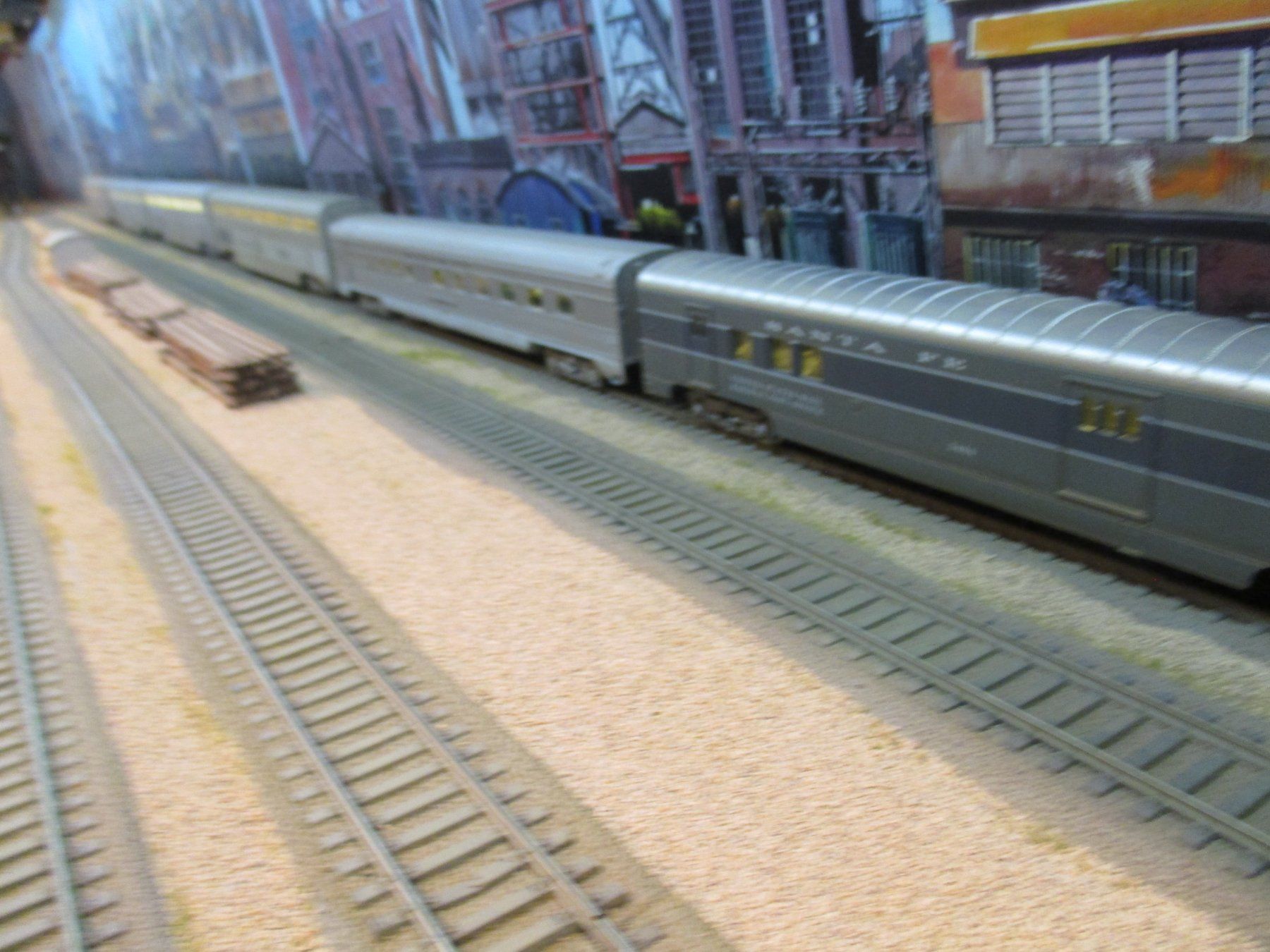 Athearn Modellini di ferrovie: 8 x Santa FE Passenger Train DC/DCC mit Licht plus Zusatzmat – Usato da Villmergen venduto da trainmaster111 9