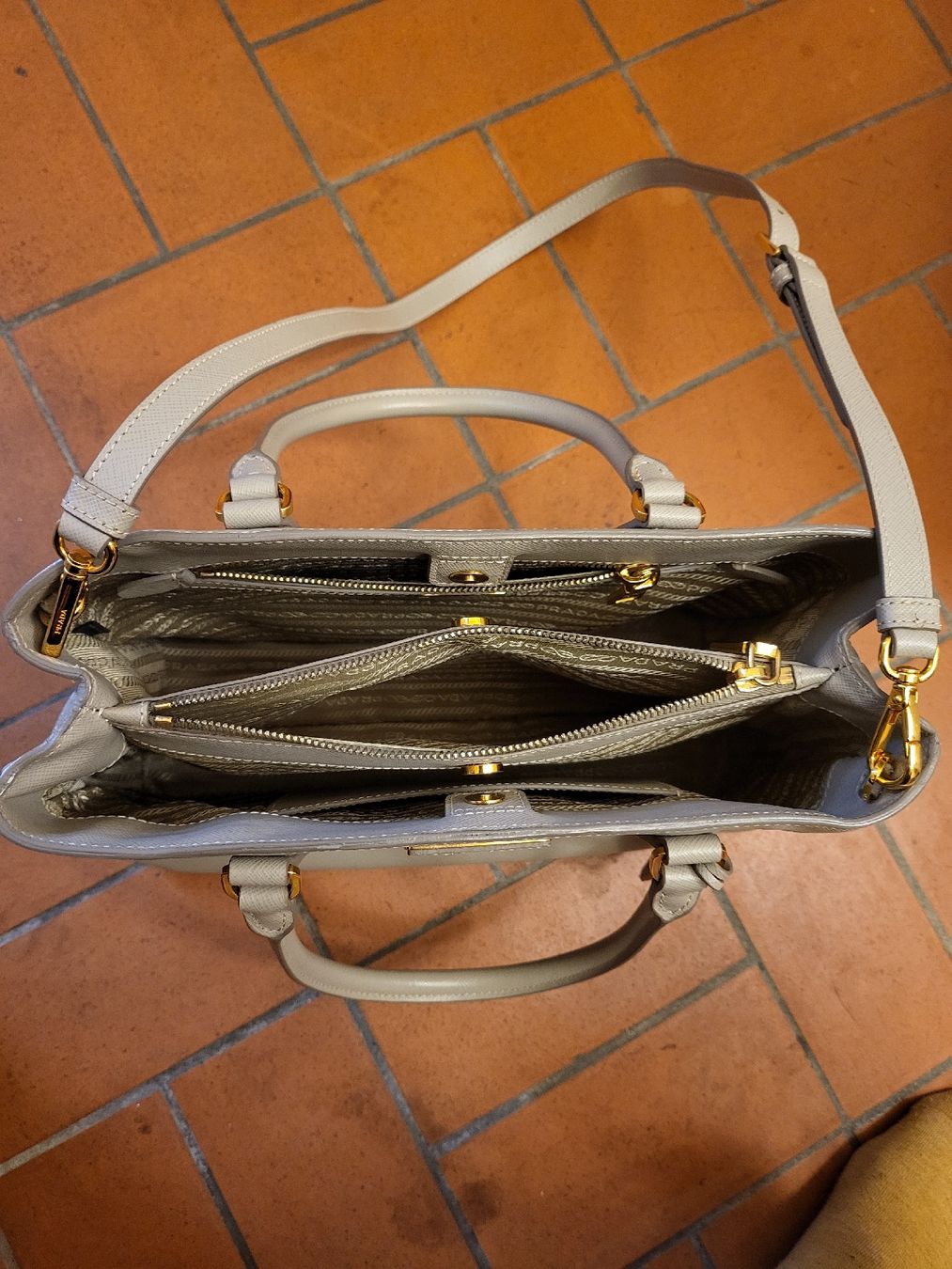 Prada Borse da donna: Prada Handtasche, Saffiano Lux, hellbeige – Nuovo e nell'imballaggio originale da Binningen venduto da Hofka64 5