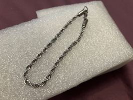 Silberfarbenes gedrehtes Edelstahlarmband, Länge 19cm, neu
