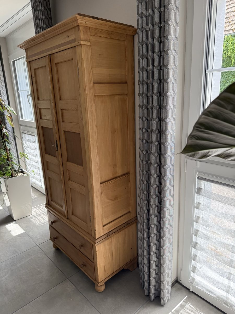 Schränke: Schöner Holzschrank – Gebraucht aus Märstetten von Lehnik 1