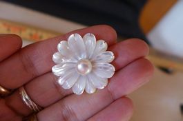 Gänseblümchen-Anhänger aus Perlmutt.