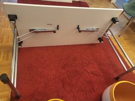  2 magnifiques et solides tables de bureaux 