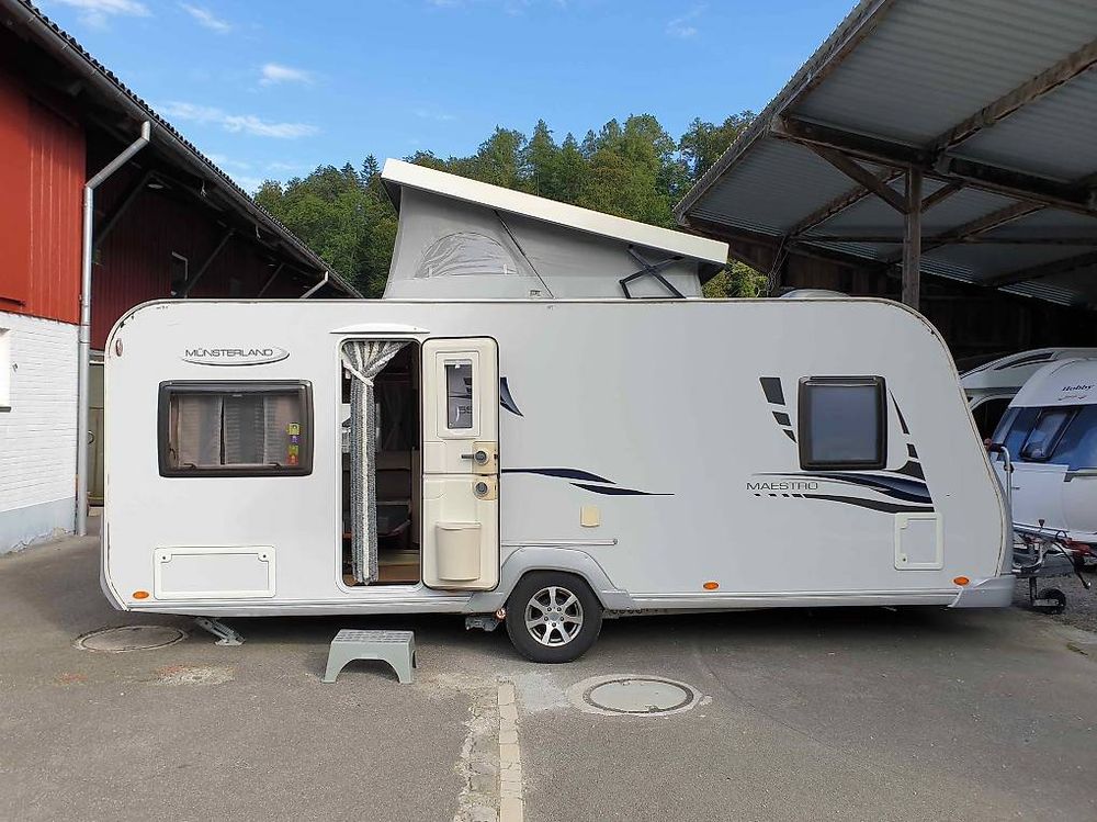 Elegantes Wohnwagen Mit Aufstelldach Fotos