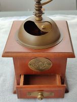 Antike Kaffeemühle aus Holz und Messing im Vintage-Design