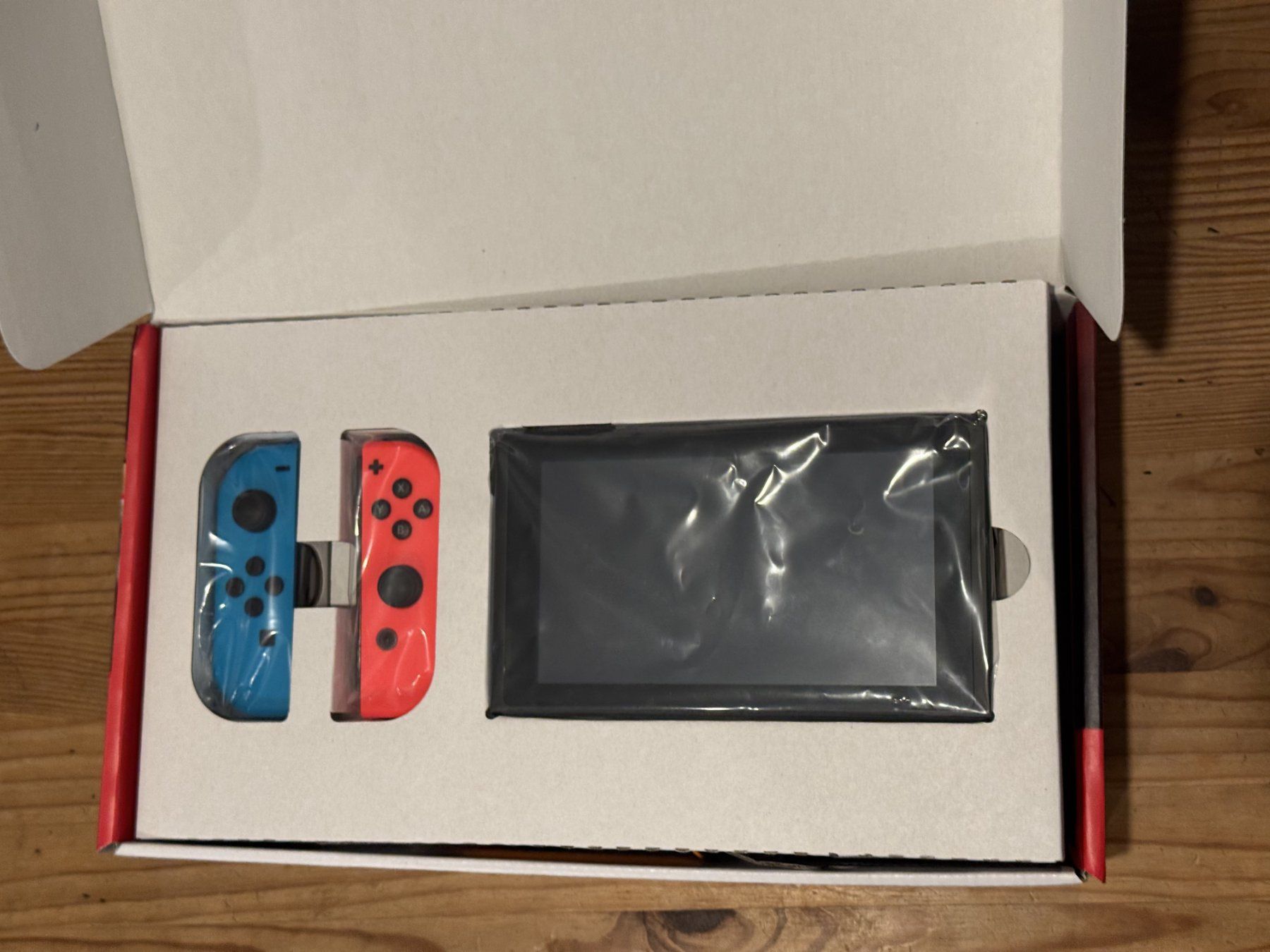 Nintendo Konsolen: Nintendo Switch + 4 Joy-Con + chargeur + Online 3 mois – Gebraucht aus Mont-sur-Lausanne von str_m8rg 1
