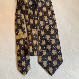 Hermès Cravatte: Elegante Hermes Krawatte Seide mit Eulenmuster – Nuovo (secondo la descrizione) da Zürich venduto da Castello12