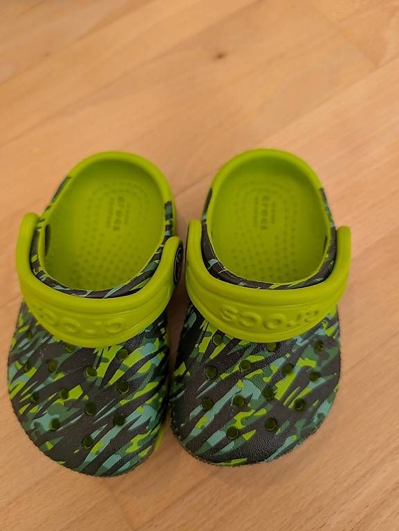 Scarpe per ragazzi: Crocs Kinderschuhe Gr. 21 – Usato da Oberbüren venduto da lunasun