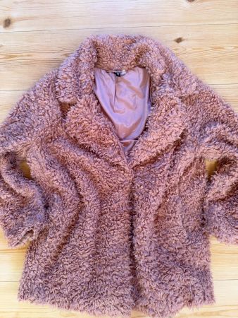Manteau en fausse fourrure rose