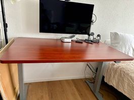 Höhenverstellbarer Bürotisch