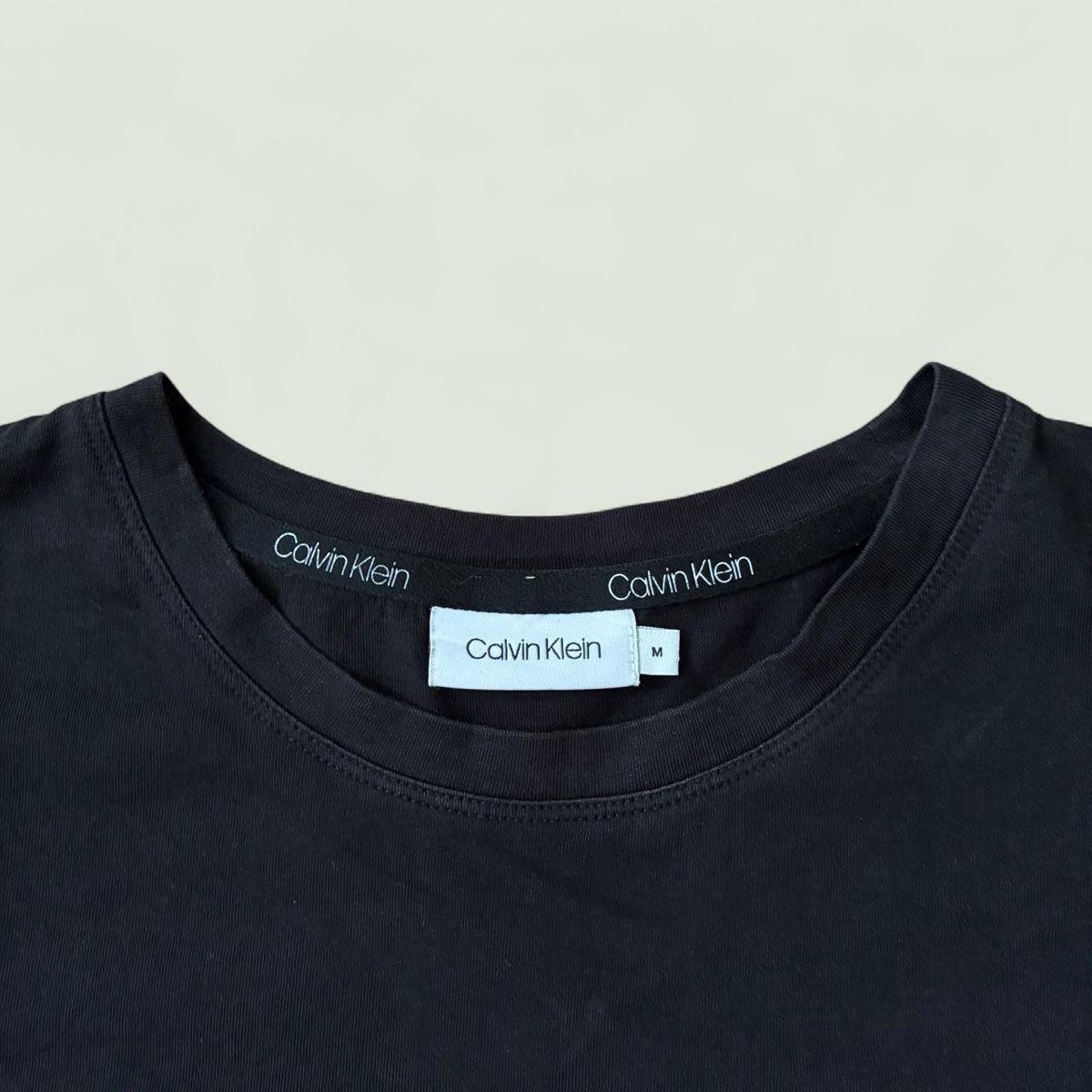 Calvin Klein T-shirts: calvin klein metallic logo tee - size m – D'occasion à Zürich par h_studio_edit 1