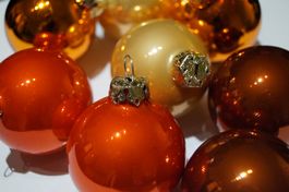 Diverser Baumschmuck, verschiedenfarbig