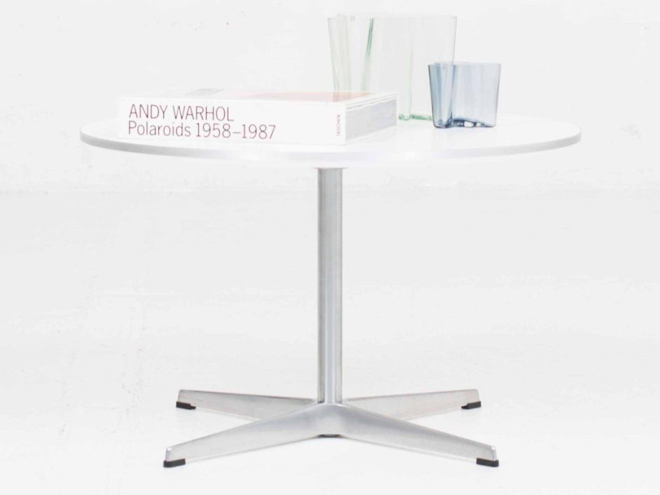 Fritz Hansen Tische: Fritz Hansen A222 Couchtisch von Arne Jacobsen – Gebraucht aus Zürich von STUZH38