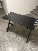 Zwei schwarzen Gaming-Tisch mit LED-Beleuchtung