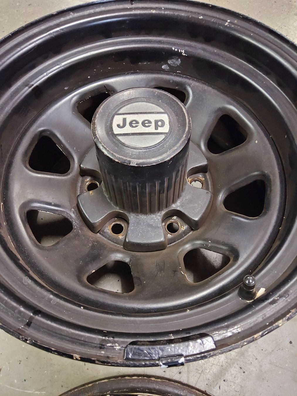 Jeep Felgen: FSJ, 4 Originalräder mit Original-Naben. – Gebraucht aus Bulle von pabensen 5
