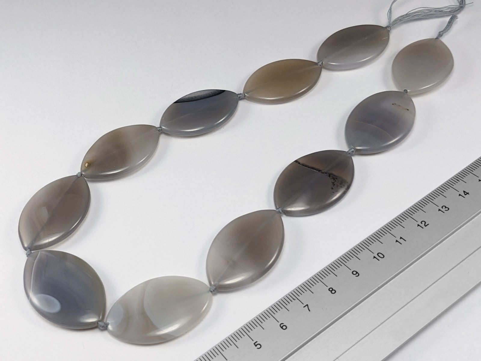 Minerali & Pietre curative: graue Achat Strang flache Oval-Perlen 35mm – Nuovo e nell'imballaggio originale da Meilen venduto da GypsyCat