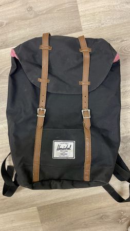 Herschel Rucksack Schwarz mit Lederriemen 