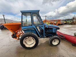 Traktor mit Schneepflug