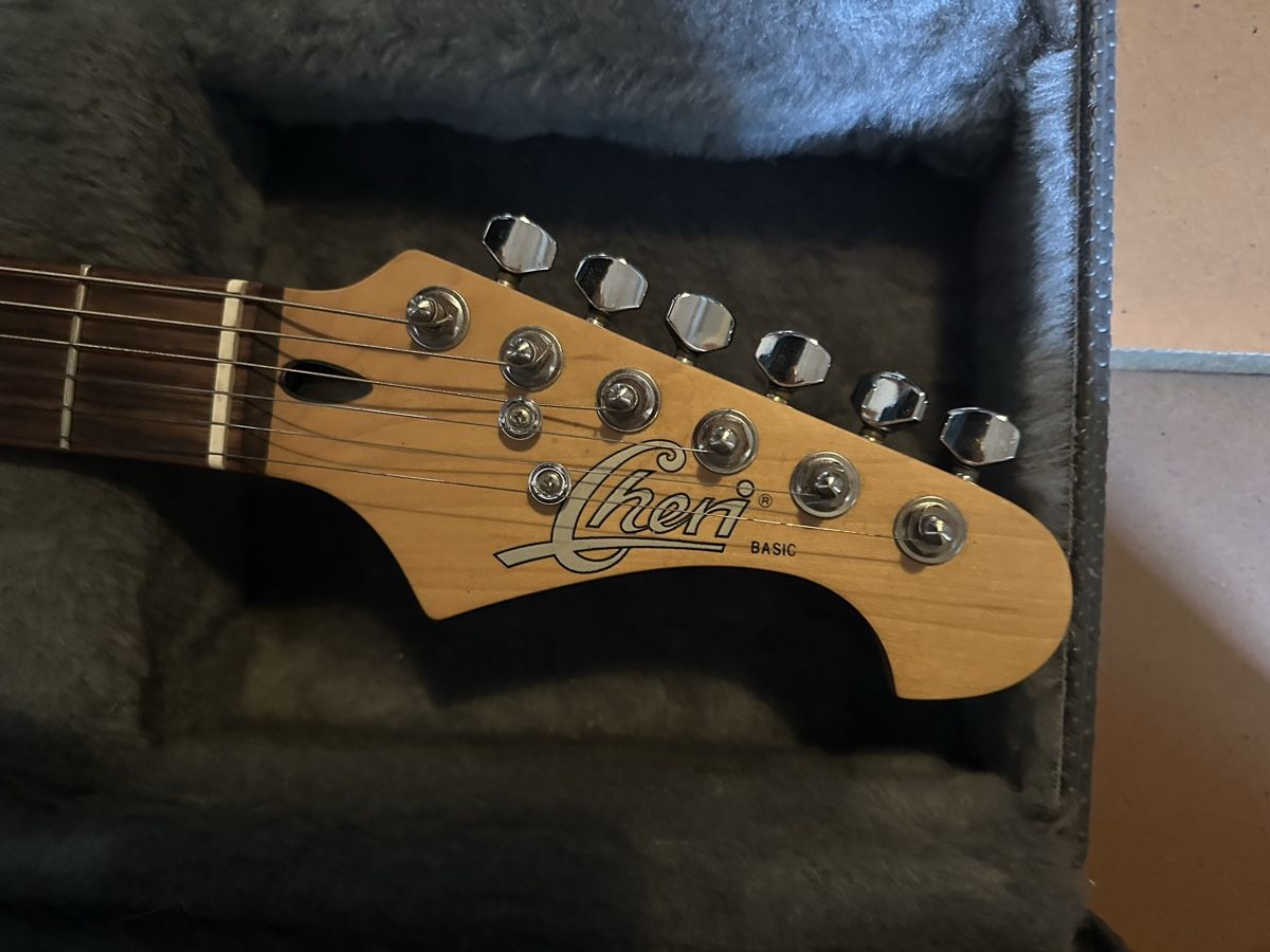 Musikinstrumente: E-Gitarre Cheri mit Koffer – Gebraucht aus Zürich von mvs 2