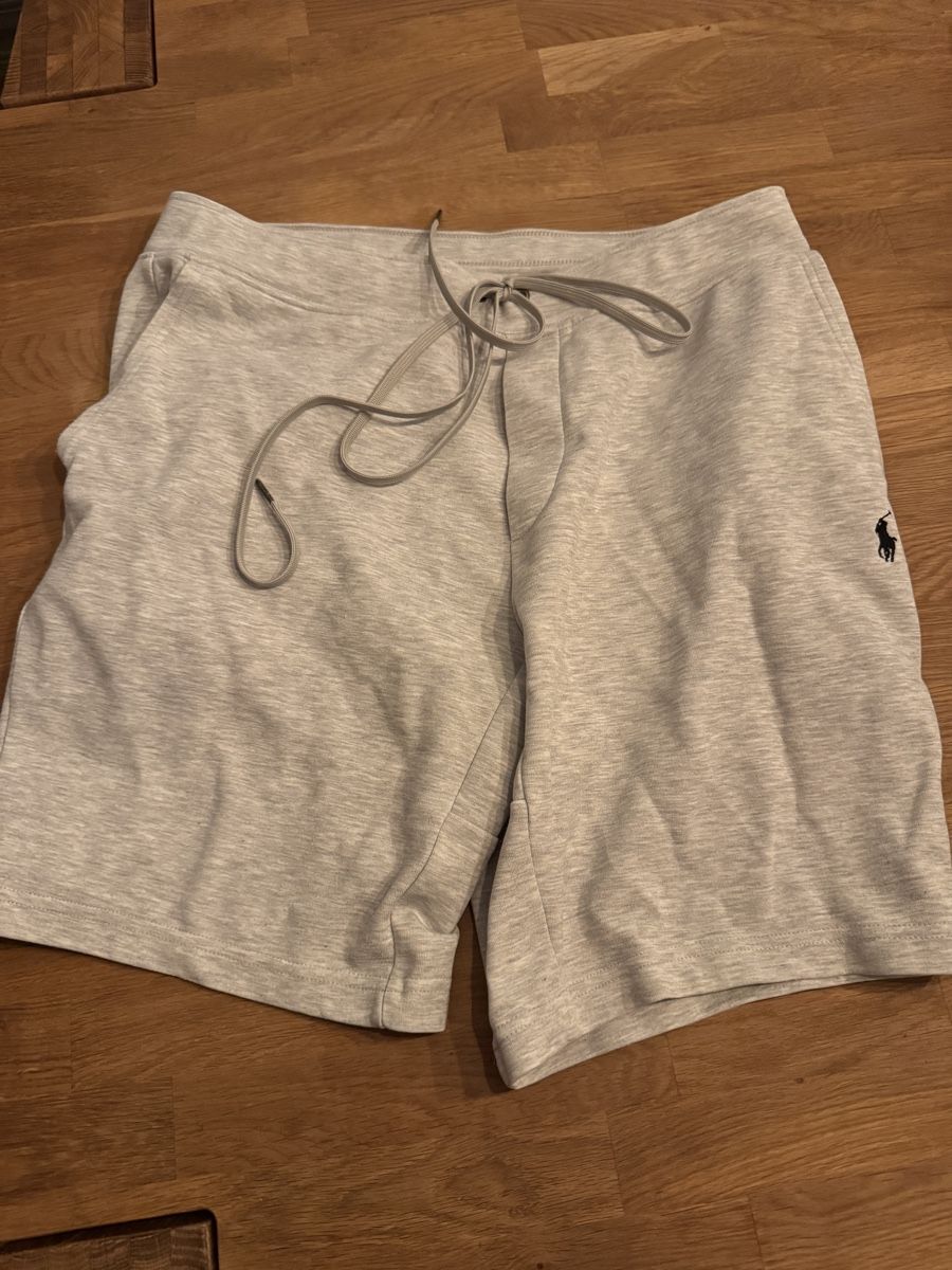 Ralph Lauren Pantaloni: Ralph Lauren Trainerhose kurz – Usato da Utzenstorf venduto da Mikaandri