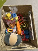 Kinder-Spielzeug-Korb voll gut erhaltener Babysachen