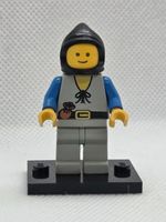 LEGO Castle cas091 Peasant - Light Gray Legs, Black Hood