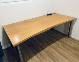 Eleganter Bürotisch mit Gitterkanal