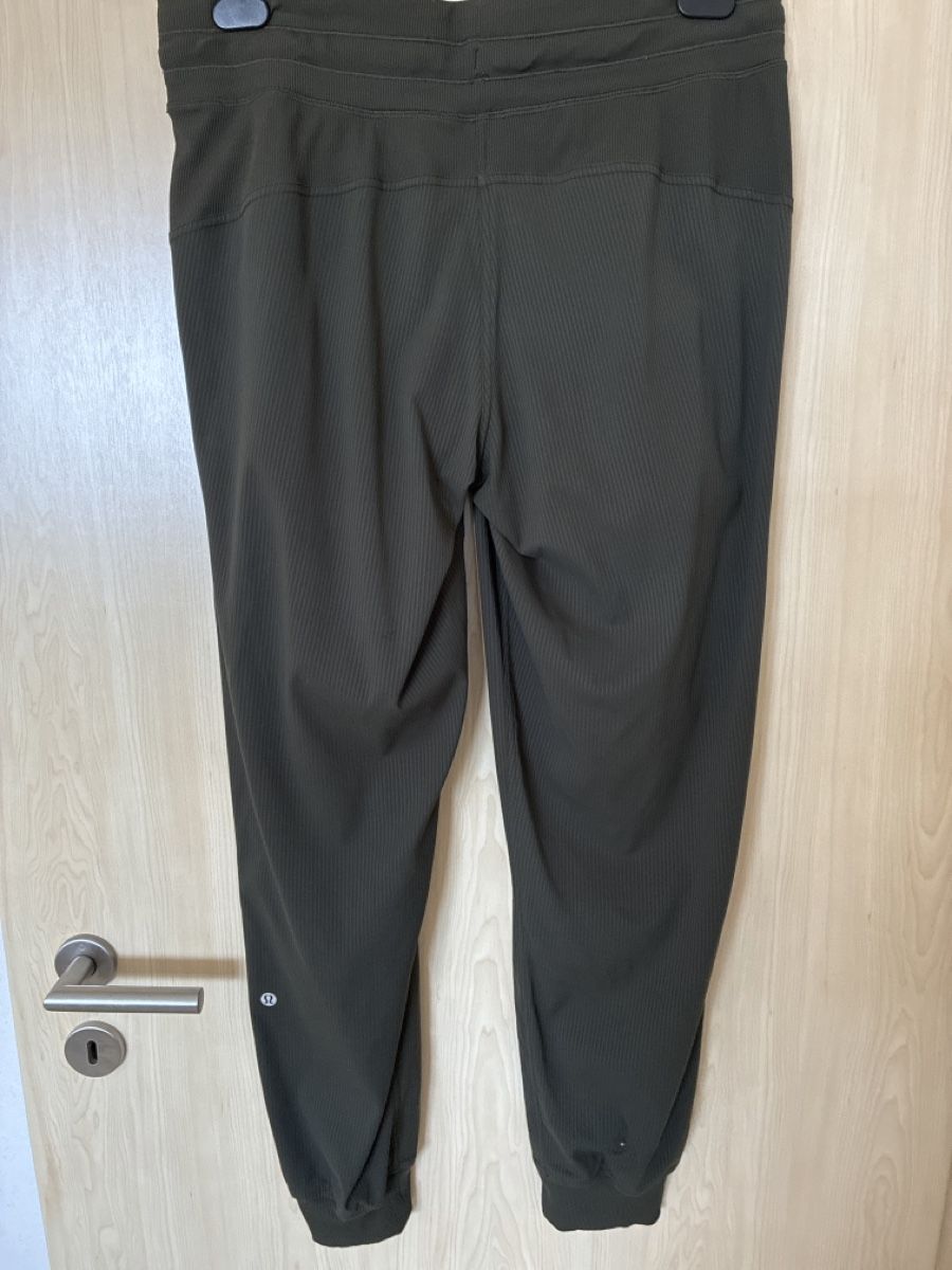 Lululemon Pantaloni: Lululemon Damenhose – Usato da Cheyres venduto da zwischendurch 1