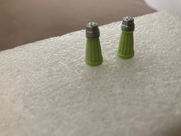 2 hübsches Miniatur Gewürzflaschen Salz/Pfeffer Puppenküche