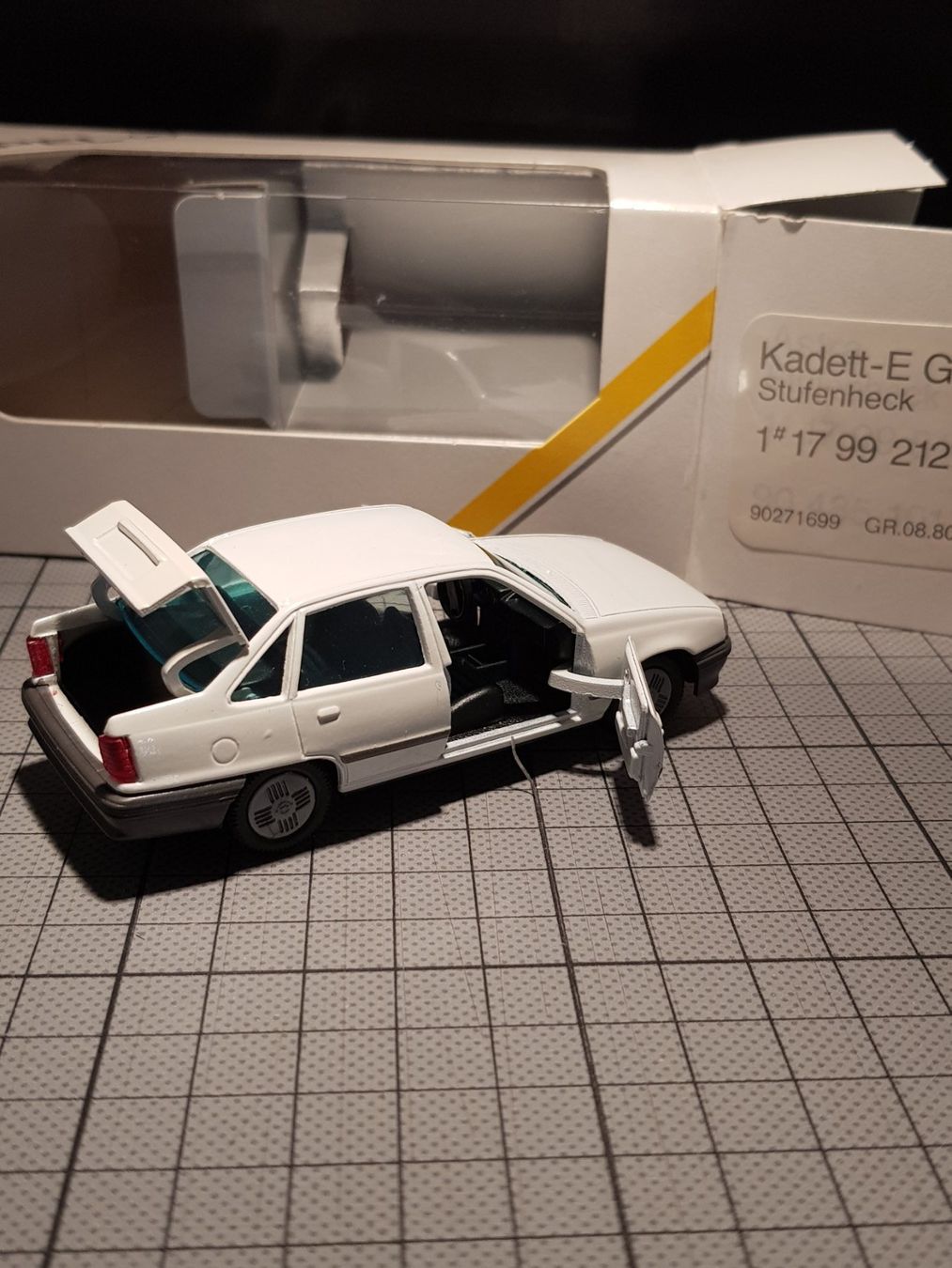 Opel Modellini d'auto: Opel  Kadett-E GLS Stufenheck – Nuovo e nell'imballaggio originale da Chézard-St-Martin venduto da AlPat-Collections