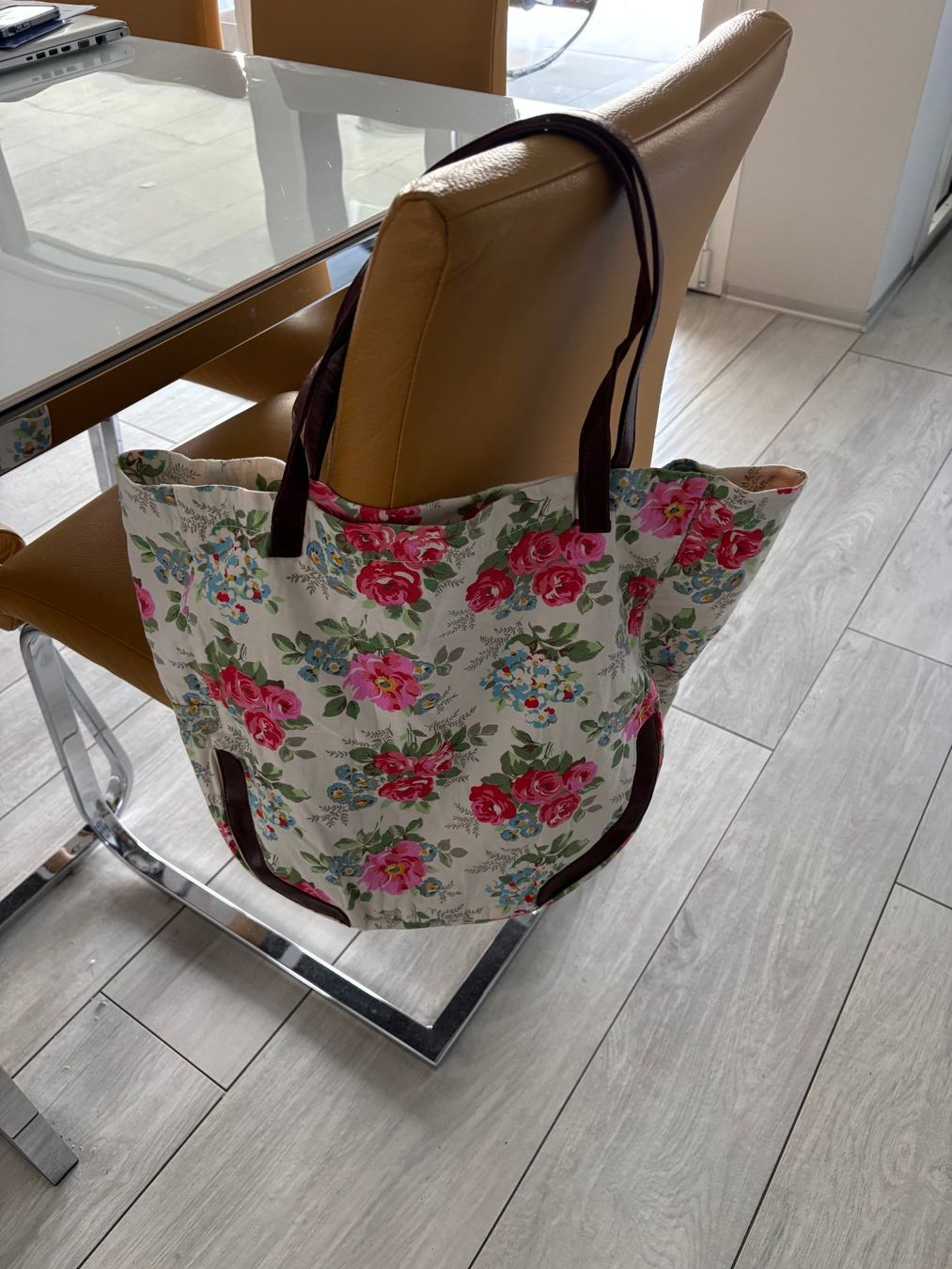 Borse da donna: Schöne Sommertasche mit Blumenmuster und Ledergriff – Usato da Jegenstorf venduto da Hibiscus11 5