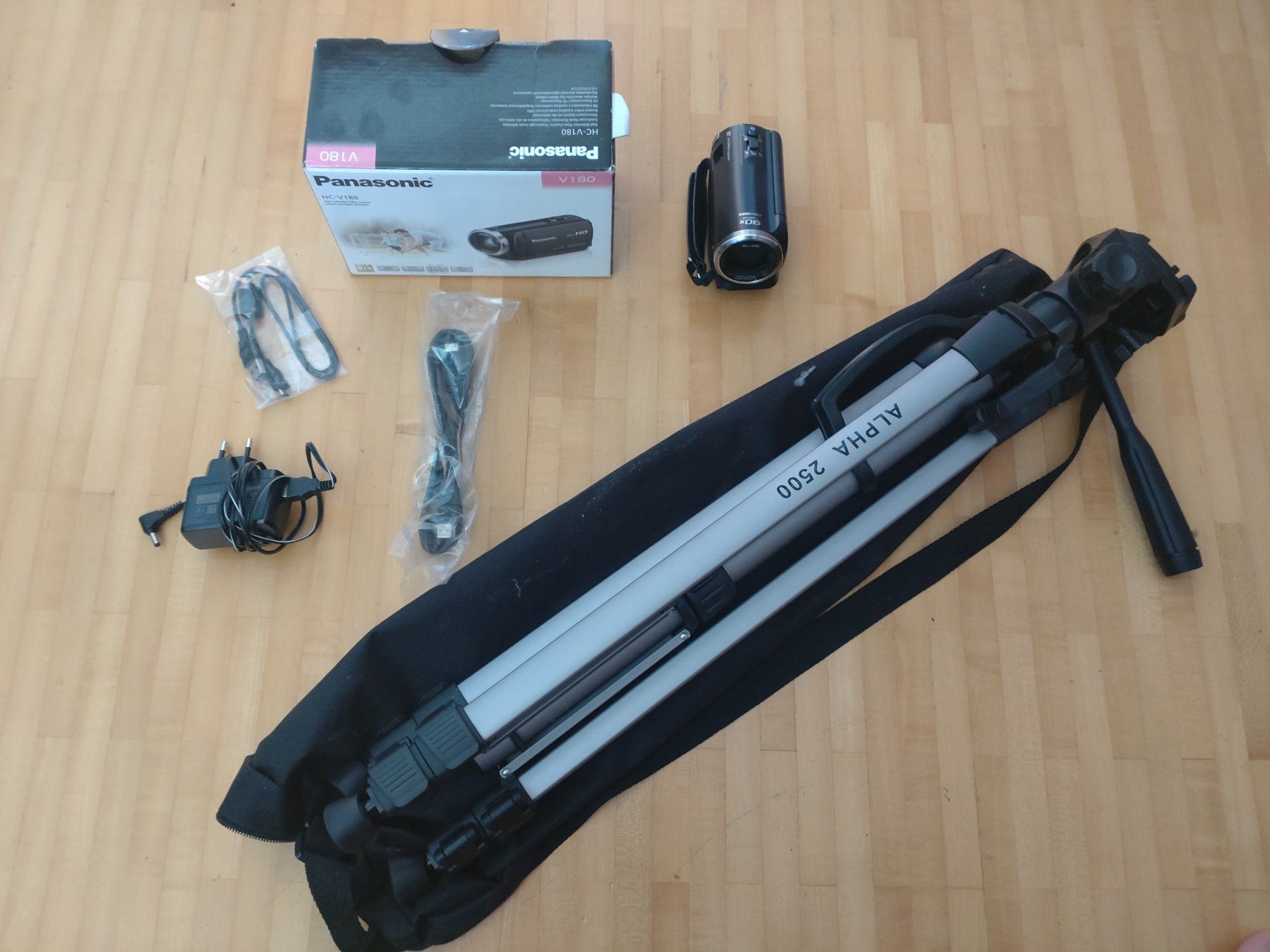 Panasonic Camcorder: Panasonic HC-V180 inkl. Stativ – Gebraucht aus Meggen von taloswow