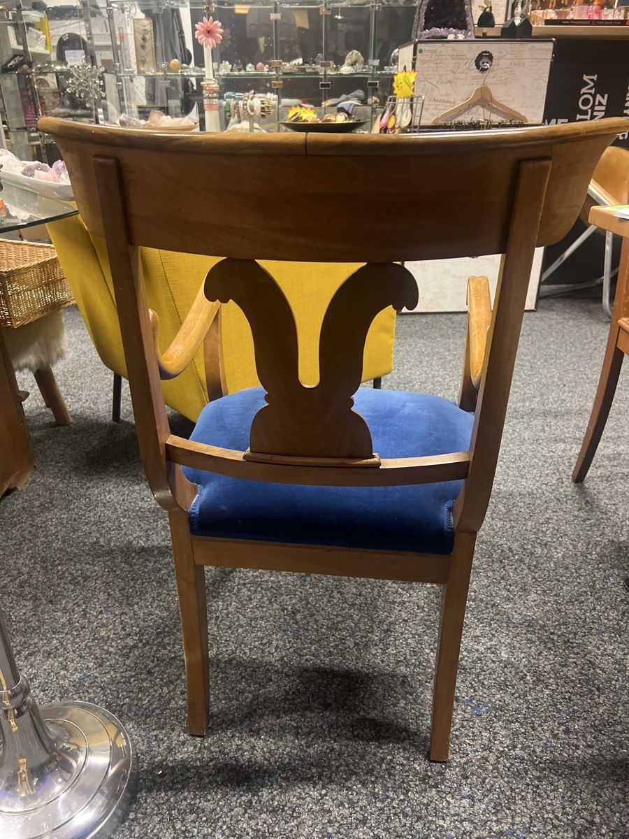 Chaises: Antiker Nussbaum Stuhl mit blauem Samtbezug – D'occasion à Rorschach par TrendyDeals 5