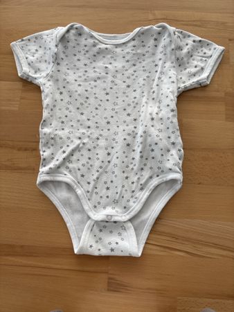 Kurzarm-Body mit Sternenmuster für Sommer Grösse 74/80 top!